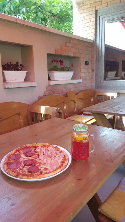 Clock Cafe Pizzeria Es Panzio Hotel Hajdúszoboszló Buitenkant foto
