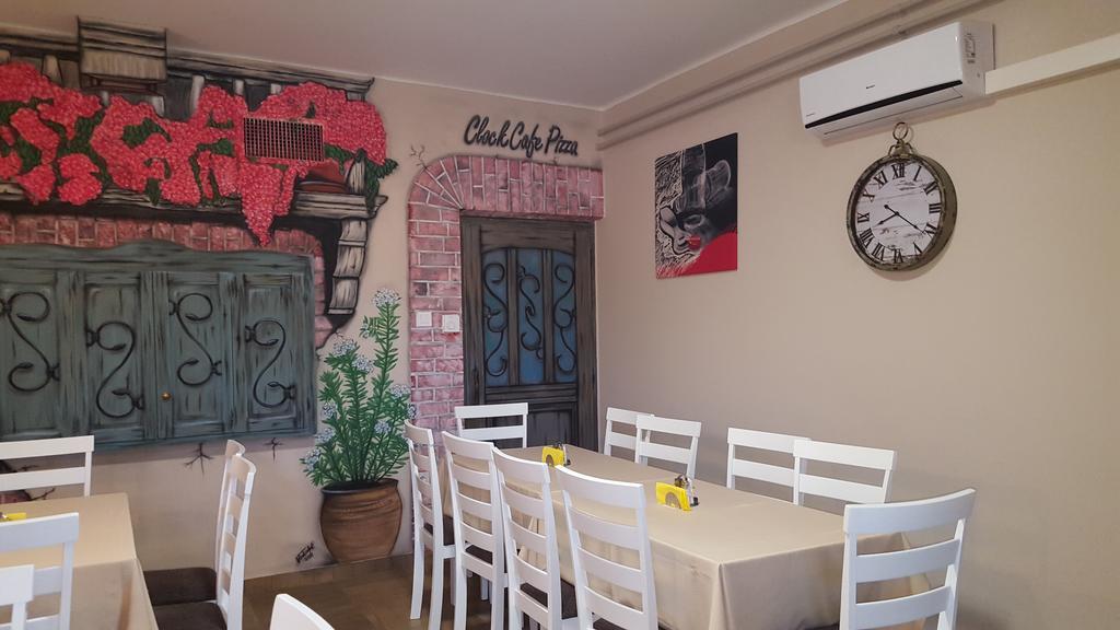 Clock Cafe Pizzeria Es Panzio Hotel Hajdúszoboszló Buitenkant foto
