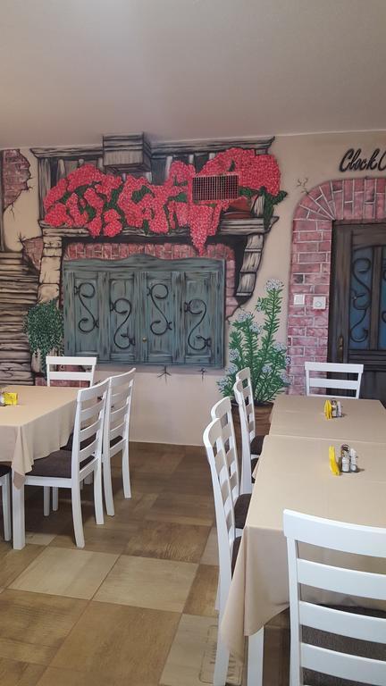 Clock Cafe Pizzeria Es Panzio Hotel Hajdúszoboszló Buitenkant foto