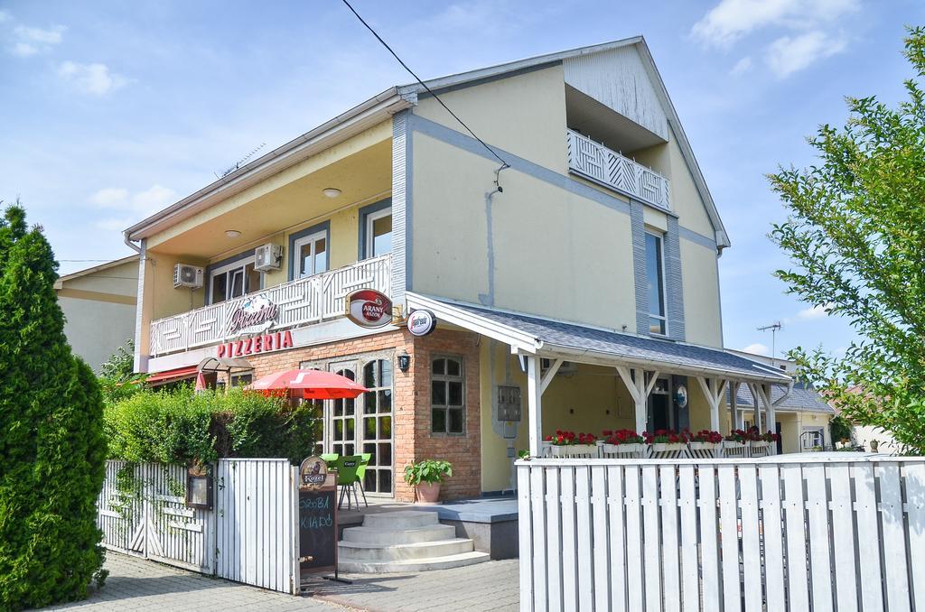 Clock Cafe Pizzeria Es Panzio Hotel Hajdúszoboszló Buitenkant foto