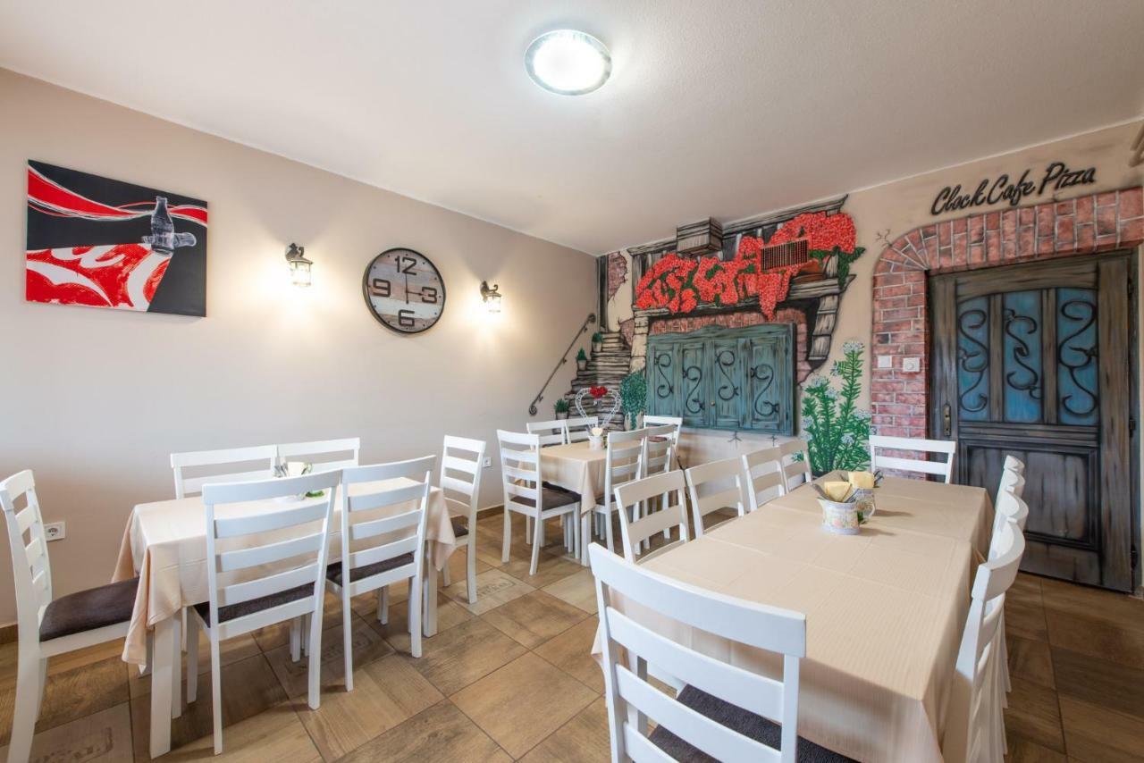 Clock Cafe Pizzeria Es Panzio Hotel Hajdúszoboszló Buitenkant foto