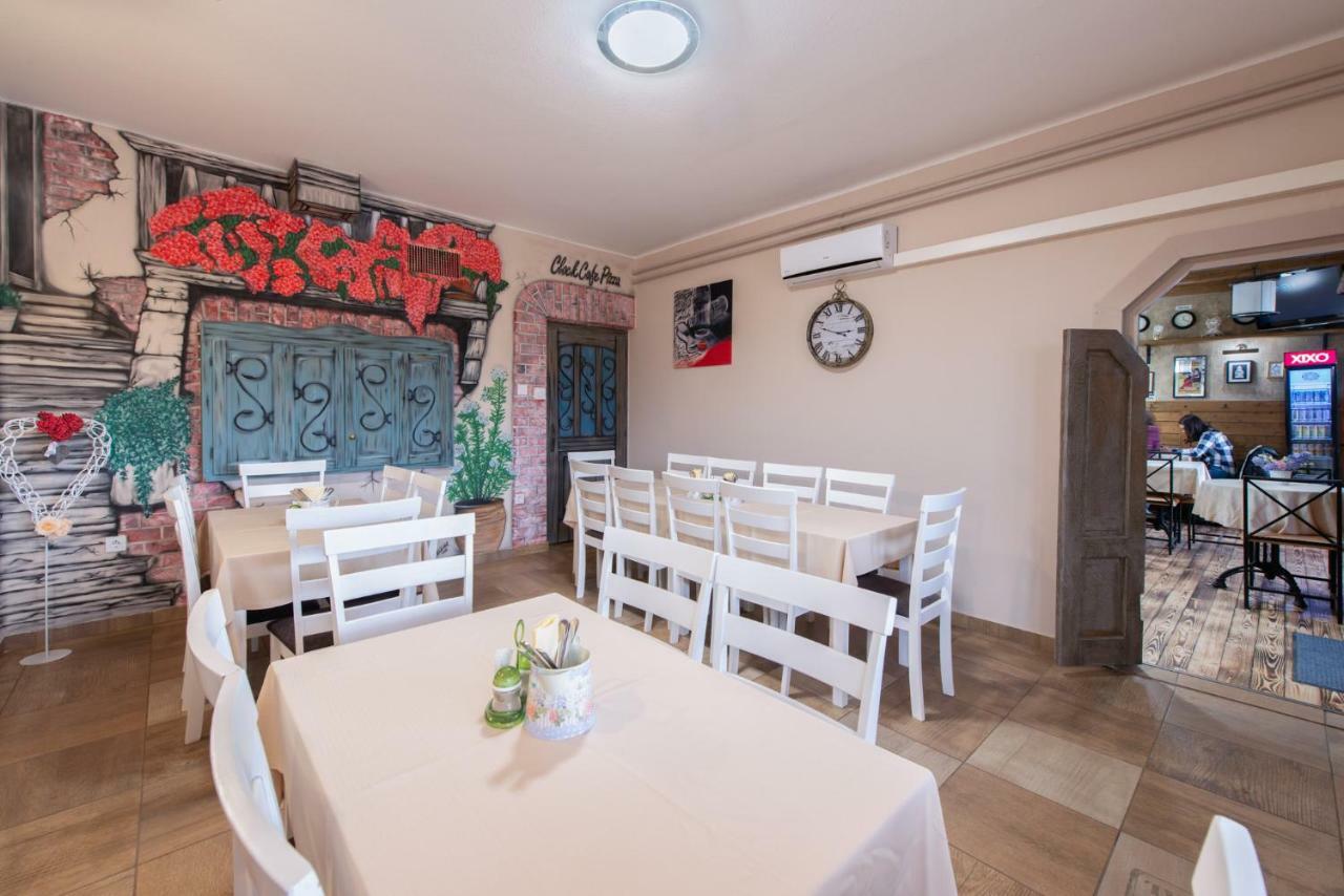 Clock Cafe Pizzeria Es Panzio Hotel Hajdúszoboszló Buitenkant foto