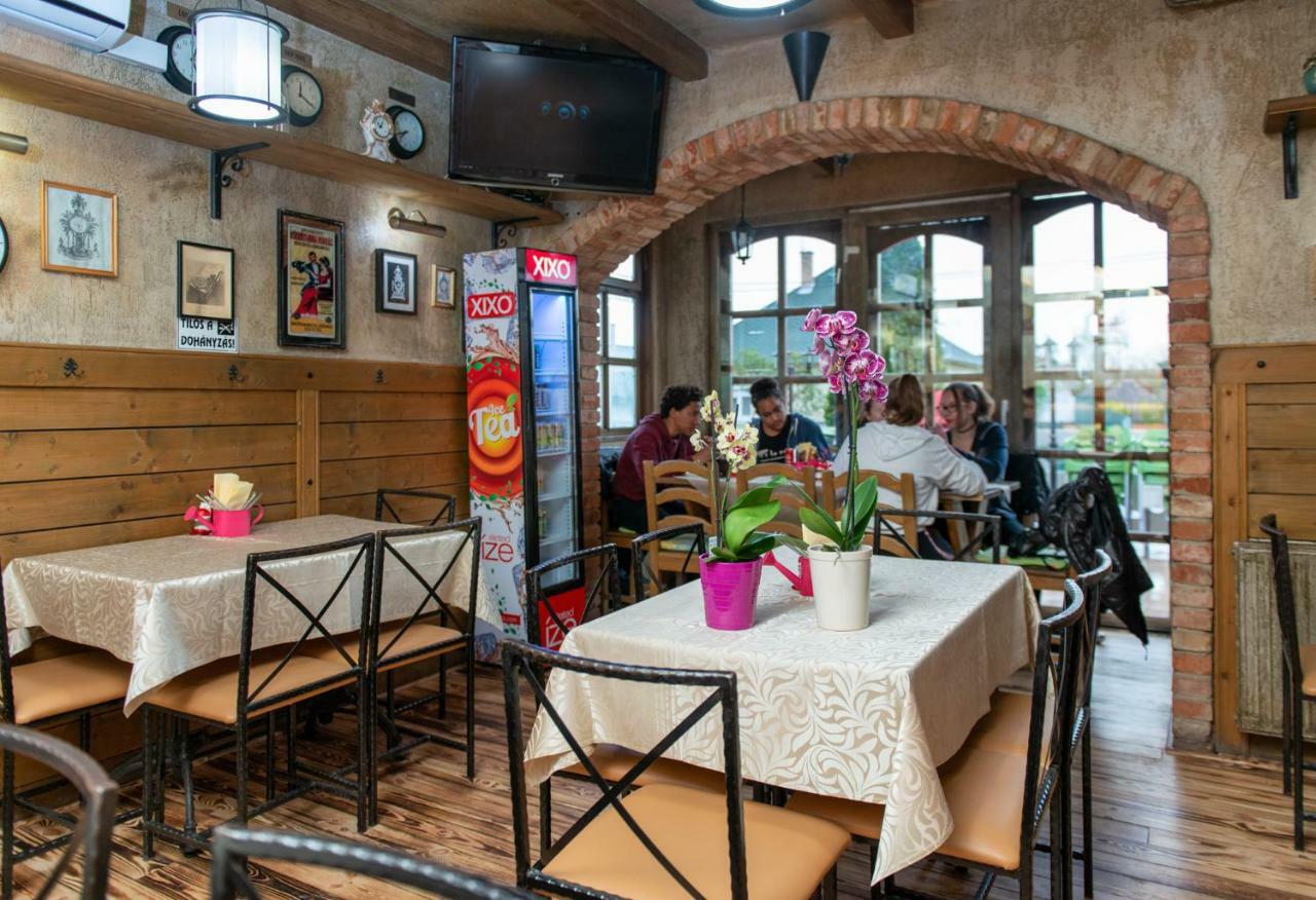 Clock Cafe Pizzeria Es Panzio Hotel Hajdúszoboszló Buitenkant foto
